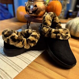 NWOT Skechers GoLounge Faux Fur lined clogs, 8.5